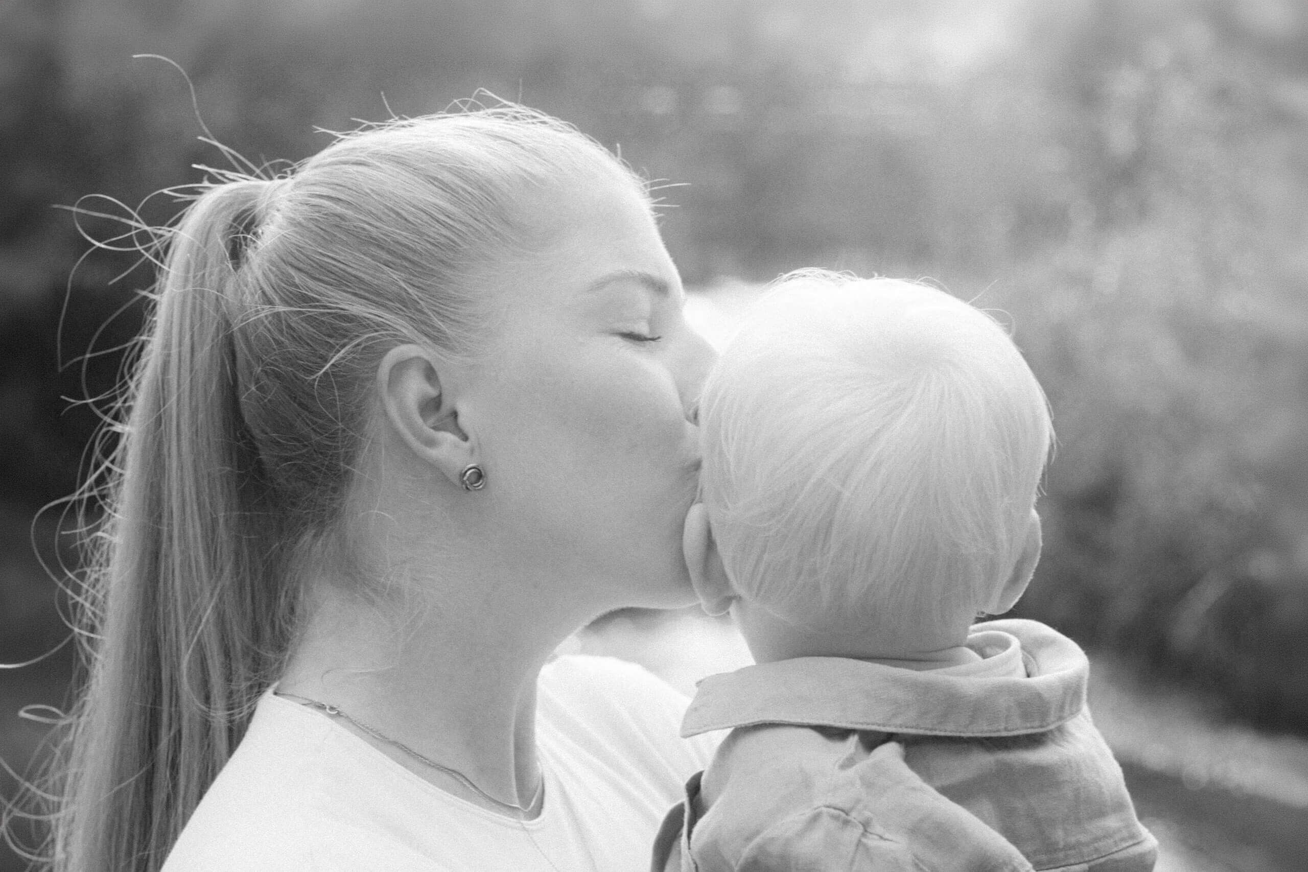 Mutter küsst ihr Baby in Salzburg – Familienfotografie
