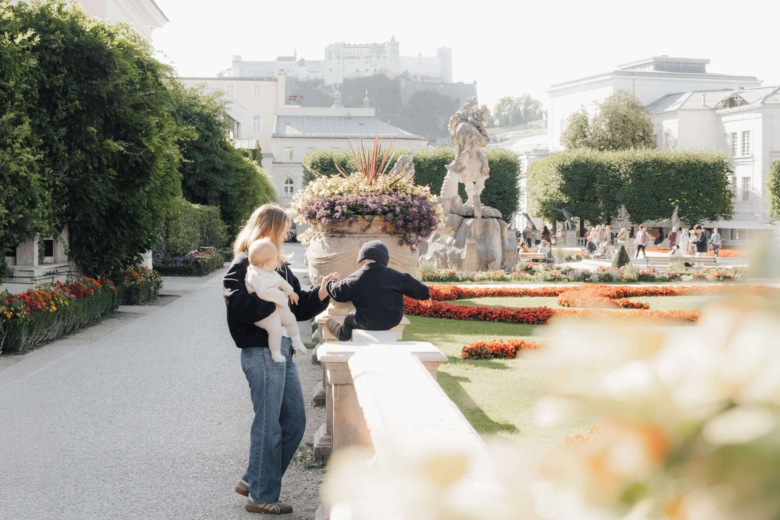Familie mit Baby und Kind im Mirabellgarten Salzburg