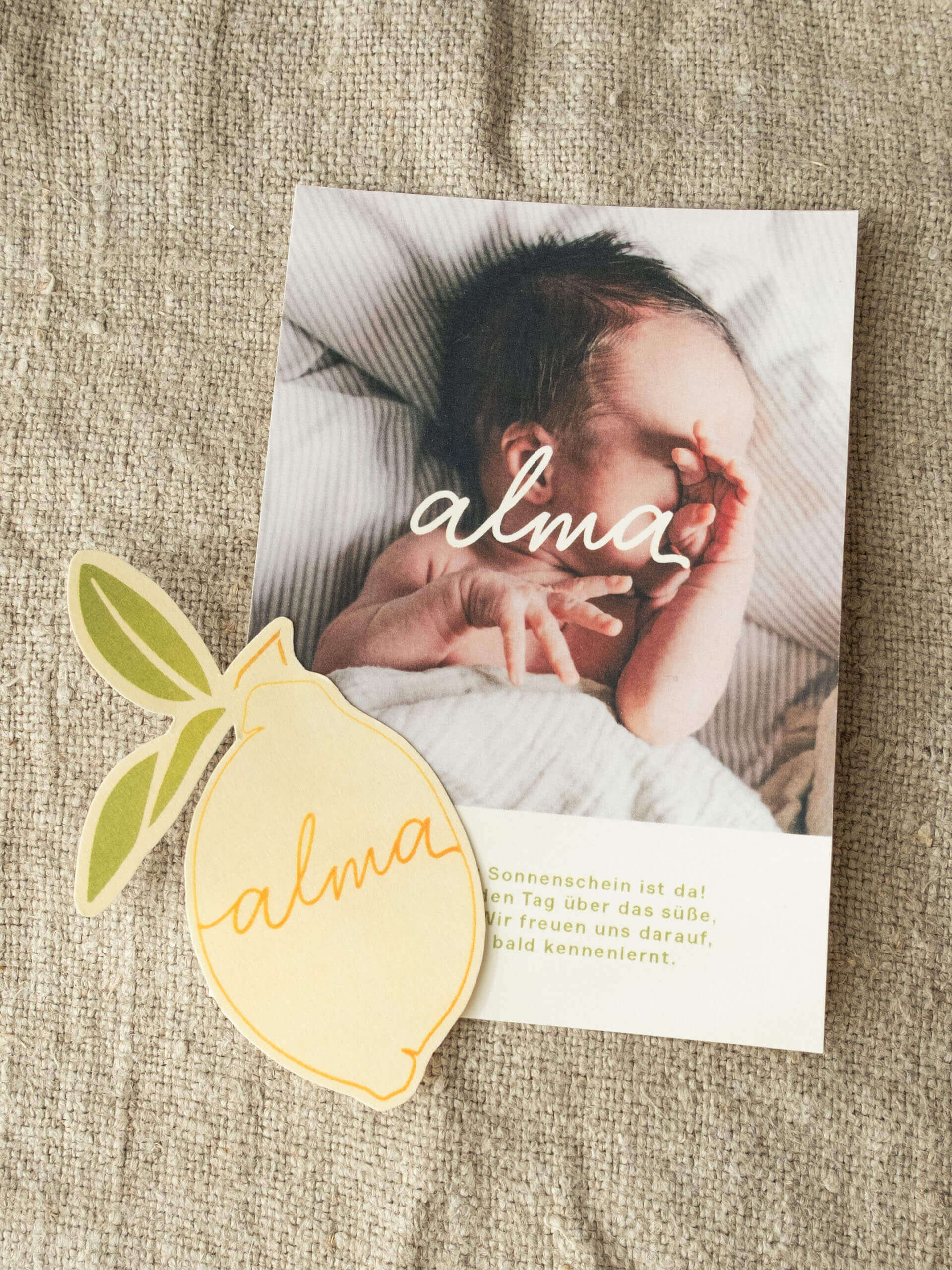 Geburtsanzeige mit Baby "alma" und Zitronen-Deko