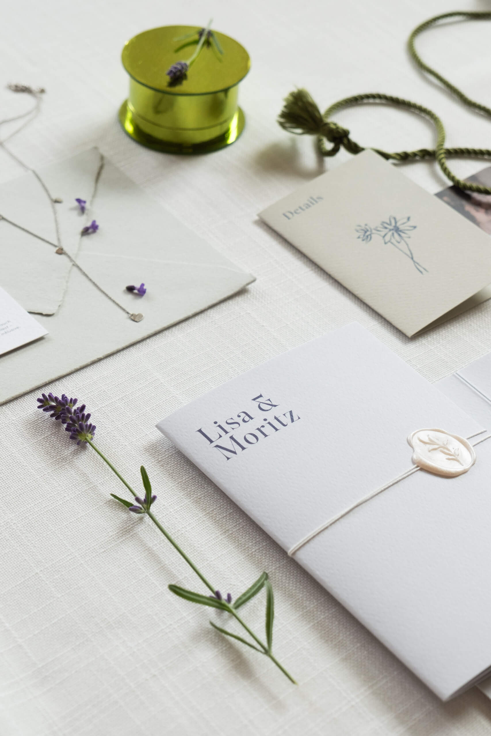 Individuelle Papeterie mit Lavendel: Einladungskarten für Lisa & Moritz